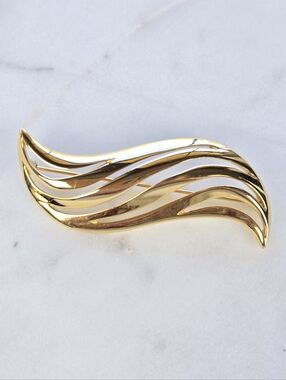 Monet Mid-Century Vintage Gold Tone Wavy Ribbon Swirl Brooch 2.5"
